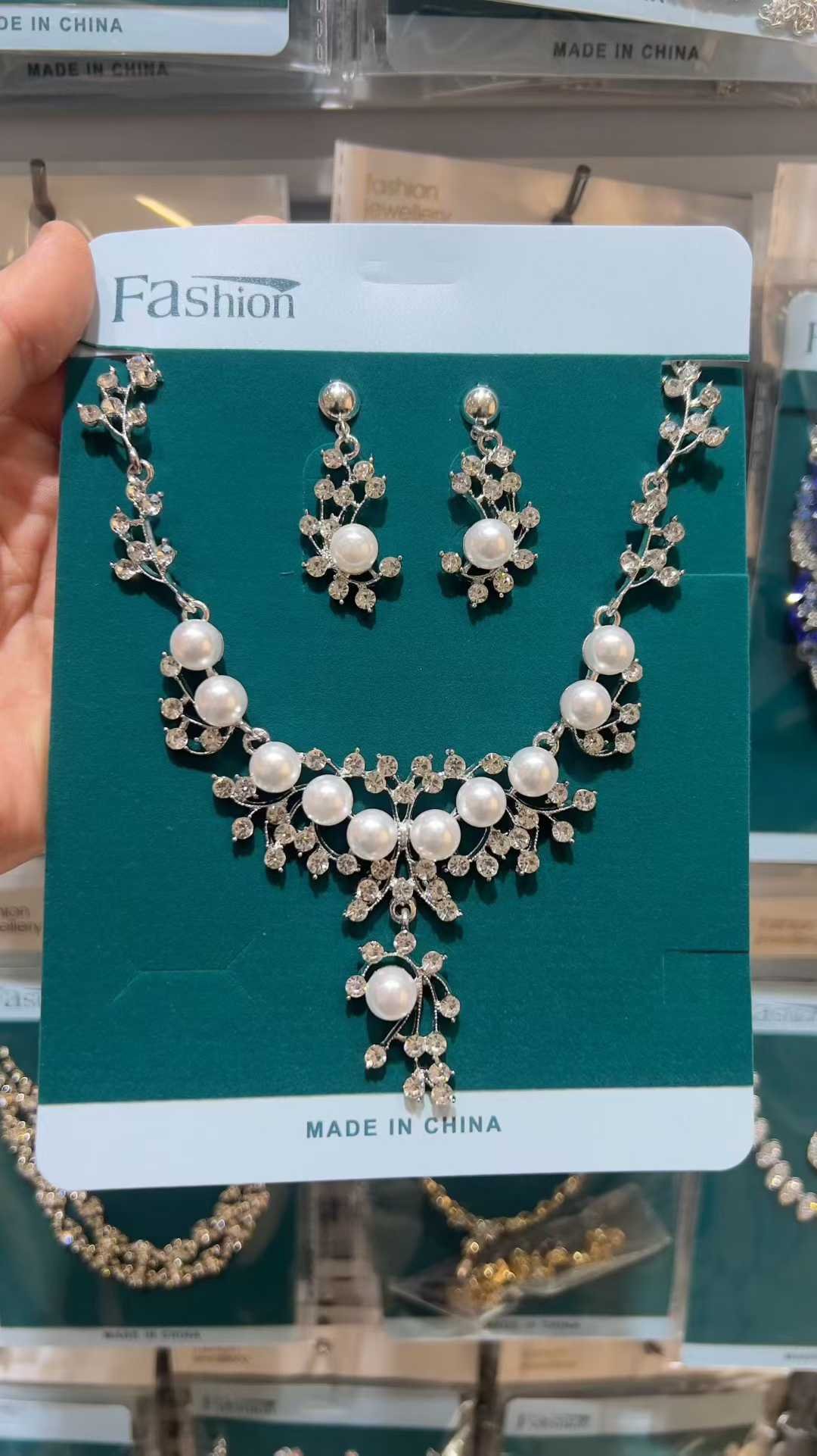 Elegant pearl and crystal necklace set with matching earrings — factory direct wholesale, stylish quality at competitive bulk prices.