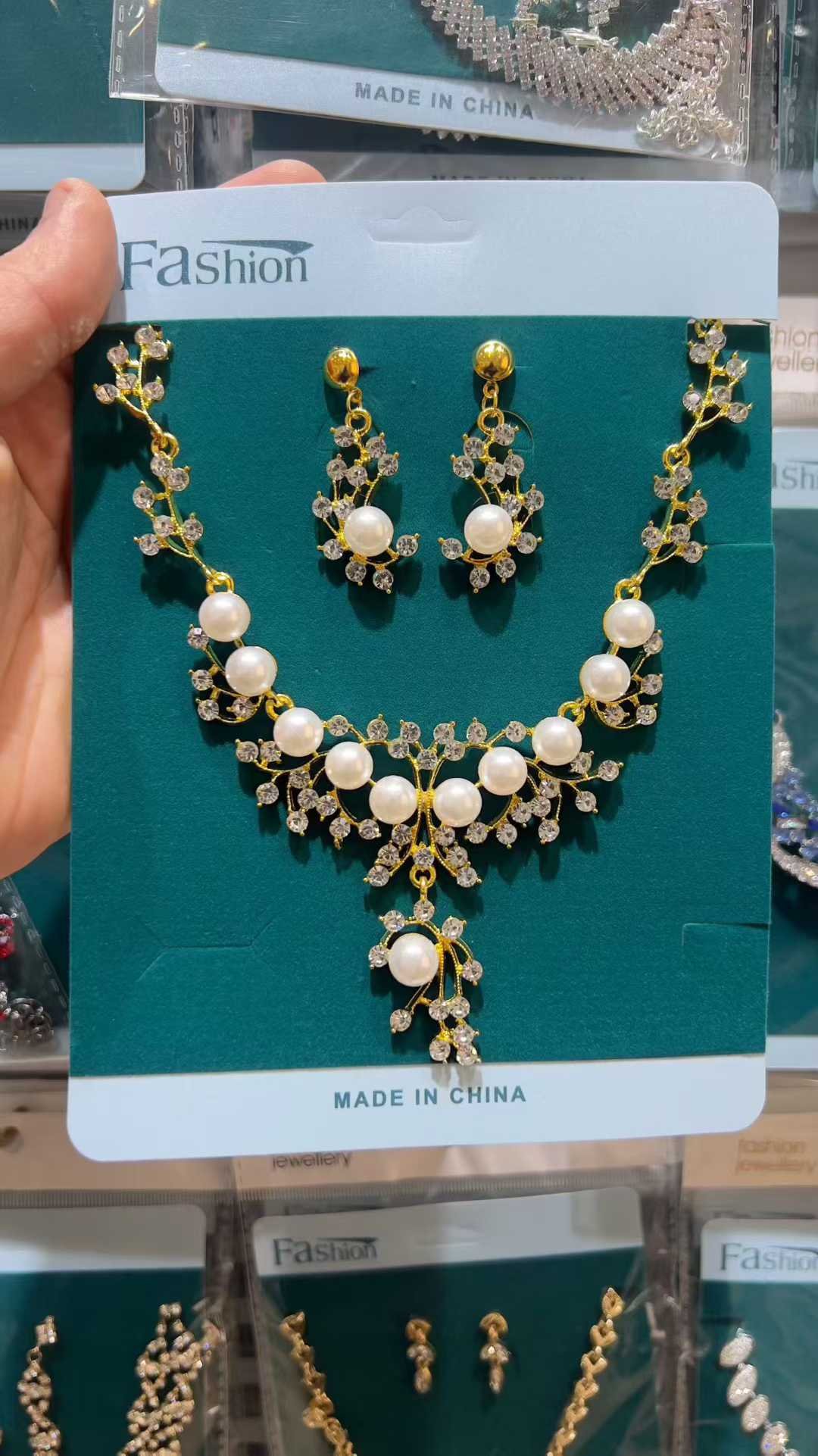 Elegant pearl and crystal necklace set with matching earrings — factory direct wholesale, stylish quality at competitive bulk prices.